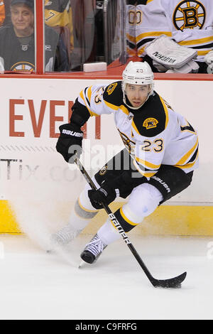 Le 17 décembre 2011 - Philadelphie, Pennsylvanie, États-Unis - Boston Bruins center Chris Kelly (23) avec la rondelle. Dans un jeu qui se joue à la Wachovia Center de Philadelphie, Pennsylvanie, les Flyers trail les Bruins après la deuxième période par un score de 5-0 (Image Crédit : © Mike/human life by Sylvester Graham Southcreek/ZUMAPRESS.c Banque D'Images