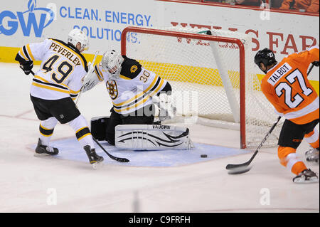 Le 17 décembre 2011 - Philadelphie, Pennsylvanie, États-Unis - Flyers de Philadelphie center Maxime Talbot (27) passe à côté de l'op[en côté du filet contre les Bruins de Boston le gardien Tim Thomas (30). Dans un jeu qui se joue à la Wachovia Center de Philadelphie, Pennsylvanie, les Flyers trail les Bruins après la deuxième peri Banque D'Images