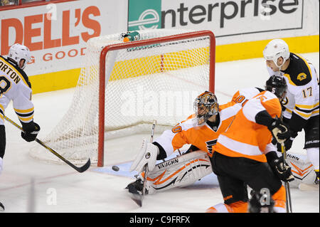 Le 17 décembre 2011 - Philadelphie, Pennsylvanie, États-Unis - Boston Bruins aile droite Nathan Horton (18) sur le côté ouvert du filet contre les Flyers de Philadelphie le gardien Ilya Bryzgalov (30). Dans un jeu qui se joue à la Wachovia Center de Philadelphie, Pennsylvanie, les Flyers trail les Bruins après le s Banque D'Images