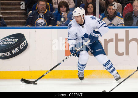 16 déc., 2011 - Buffalo, New York, États-Unis - Maple Leafs de Toronto de l'aile gauche Joffrey Lupul (19) a l'air de faire une passe au cours d'un match contre les Sabres de Buffalo au First Niagara Center. Buffalo a battu 5-4 à Toronto. (Crédit Image : © Mark/ZUMAPRESS.com) Konezny/Southcreek Banque D'Images