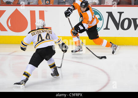 Le 17 décembre 2011 - Philadelphie, Pennsylvanie, États-Unis - Flyers de Philadelphie center Zac Rinaldo (36) tire la rondelle derrière le défenseur des Bruins de Boston Dennis Seidenberg (44). Dans un jeu qui se joue à la Wachovia Center de Philadelphie, Pennsylvanie, les Flyers trail les Bruins après la deuxième période par un sco Banque D'Images