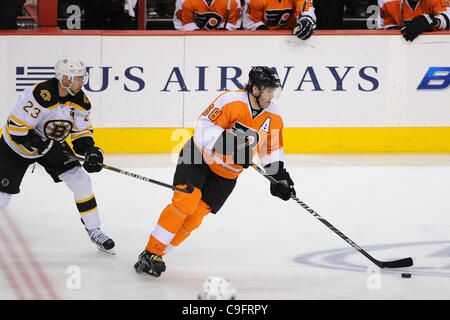 Le 17 décembre 2011 - Philadelphie, Pennsylvanie, États-Unis - Flyers de Philadelphie aile droite Jaromir Jagr (68) avec la rondelle suivie par les Bruins de Boston center Chris Kelly (23). Dans un jeu qui se joue à la Wachovia Center de Philadelphie, Pennsylvanie, les Flyers trail les Bruins après la deuxième période par un scor Banque D'Images