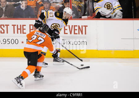 Le 17 décembre 2011 - Philadelphie, Pennsylvanie, États-Unis - Boston Bruins aile gauche Benoit Pouliot (67) et les Flyers de Philadelphie center Maxime Talbot (27) Bataille pour la rondelle. Dans un jeu qui se joue à la Wachovia Center de Philadelphie, Pennsylvanie, les Flyers trail les Bruins après la deuxième période par un sc Banque D'Images