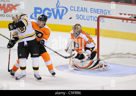 Le 17 décembre 2011 - Philadelphie, Pennsylvanie, États-Unis - Boston Bruins aile droite Shawn Thornton (22) tente de rediriger la rondelle derrière le gardien des Flyers de Philadelphie Sergei Bobrovsky (35) tout en étant contrôlé par les Flyers de Philadelphie le défenseur Matt Carle (25). Dans un jeu qui se joue à la Wachovia Center de Phil Banque D'Images