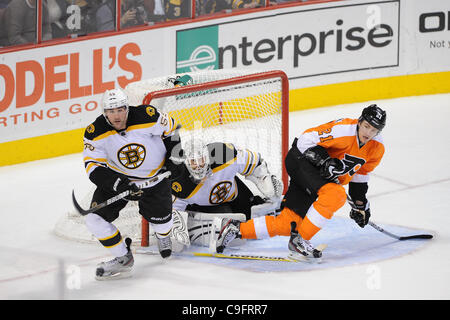 Le 17 décembre 2011 - Philadelphie, Pennsylvanie, États-Unis - Boston Bruins gardien Tim Thomas (30) essaie de voir passé le défenseur des Bruins de Boston Johnny Boychuk (55) et les Flyers de Philadelphie James van Riemsdyk aile gauche (21). Dans un jeu qui se joue à la Wachovia Center de Philadelphie, Pennsylvanie, les Flyers trai Banque D'Images