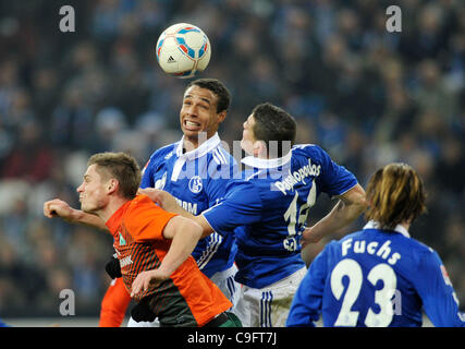 Bundesliga allemande, 2011-2012, 17e journée, 17.12.2011, Schalke 04 (S04) contre le Werder Brême 5:0 ------ Joel Matip (S04,centre.) et Kyriakos Papadopoulos (S04) avec l'unité de coupe contre Markus Rosenberg (Bremen,à gauche) Banque D'Images