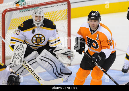 Le 17 décembre 2011 - Philadelphie, Pennsylvanie, États-Unis - Flyers de Philadelphie aile droite Jaromir Jagr (68) met en place devant le gardien des Bruins de Boston, Tim Thomas (30)/ dans un jeu qui se joue à la Wachovia Center de Philadelphie, Pennsylvanie, les Flyers trail les Bruins après une période par un score de 4-0 (Crédit Banque D'Images