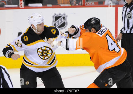 Le 17 décembre 2011 - Philadelphie, Pennsylvanie, États-Unis - Flyers de Philadelphie Jody Shelley de l'aile gauche (45) et le défenseur des Bruins de Boston Zdeno Chara (33) lutte dans les Bruins, fin de la glace. Dans un jeu qui se joue à la Wachovia Center de Philadelphie, Pennsylvanie, les Flyers trail les Bruins après une période Banque D'Images