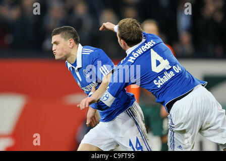 Bundesliga allemande, 2011-2012, 17e journée, 17.12.2011, Schalke 04 (S04) contre le Werder Brême 5:0--- Benedikt Höwedes (Hoewedes) (Schalke 04,re.) tente d'attraper buteur Kyriakos Papadopoulos (S04) Banque D'Images