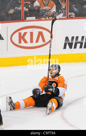 Le 17 décembre 2011 - Philadelphie, Pennsylvanie, États-Unis - Flyers de Philadelphie Danny Briere centre (48) se trouve sur la glace au cours de l'action de jeu. Dans un jeu qui se joue à la Wachovia Center de Philadelphie, Pennsylvanie, les Flyers trail les Bruins après une période par un score de 4-0 (crédit Image : © human life by Sylvester Graham Mike/S Banque D'Images