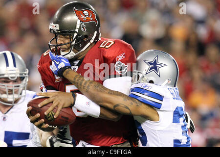 Le 17 décembre 2011 - Tampa, Floride, États-Unis - Tampa Bay Buccaneers quarterback Josh Freeman (5) est mise à sac par Orlando Scandrick évoluait Dallas Cowboys (32) dans la NFL football match entre les Dallas Cowboys et Tampa Bay Buccaneers. Dallas Tampa mène 28-0 à la mi-temps. (Crédit Image : © Don Montague/South Banque D'Images