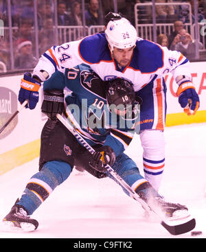 Décembre 17, 2011 - San Jose, Californie, États-Unis - Les requins aile gauche Brad Winchester (10) protège la rondelle du défenseur des Oilers Theo Peckham (24) au cours de la partie de la LNH entre les Sharks de San Jose et les Oilers d'Edmonton chez HP Pavilion de San Jose, CA. Les équipes sont à égalité après la première période. (Crédit Imag Banque D'Images