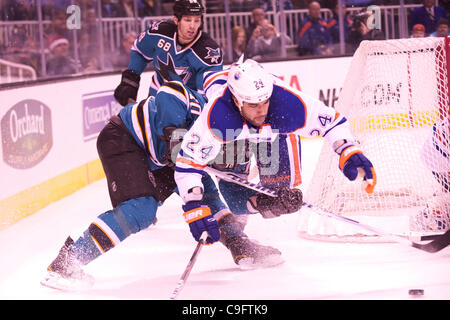 Décembre 17, 2011 - San Jose, Californie, États-Unis - le défenseur des Oilers Theo Peckham (24) Les requins plongées sur aile gauche Brad Winchester (10) au cours de la partie de la LNH entre les Sharks de San Jose et les Oilers d'Edmonton chez HP Pavilion de San Jose, CA. Les équipes sont à égalité après la première période. (Crédit Image : © Matt C Banque D'Images