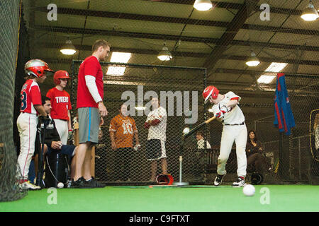 Le 17 décembre 2011 - Houston, Texas, États-Unis - Philadelphia Phillies RF Hunter Pence aide les enfants au cours de sa 3ème Conférence Annuelle Hunter Pence au camp de baseball Baseball USA à Houston, TX. (Crédit Image : © Juan DeLeon/Southcreek/ZUMAPRESS.com) Banque D'Images