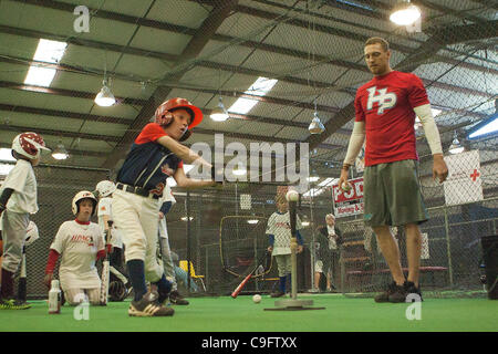 Le 17 décembre 2011 - Houston, Texas, États-Unis - Philadelphia Phillies RF Hunter Pence aide les enfants au cours de sa 3ème Conférence Annuelle Hunter Pence au camp de baseball Baseball USA à Houston, TX. (Crédit Image : © Juan DeLeon/Southcreek/ZUMAPRESS.com) Banque D'Images