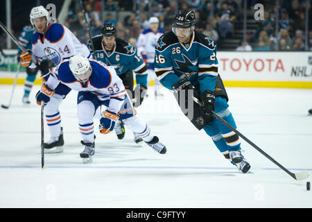 Décembre 17, 2011 - San Jose, Californie, États-Unis - centre Michal Handzus requins (26) se place derrière le centre Ryan Nugent-Hopkins Oilers (93) au cours de la partie de la LNH entre les Sharks de San Jose et les Oilers d'Edmonton chez HP Pavilion de San Jose, CA. Les Sharks ont remporté 3-2. (Crédit Image : © Matt Cohen/Southcreek/ZUMAPRE Banque D'Images