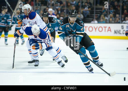 Décembre 17, 2011 - San Jose, Californie, États-Unis - centre Michal Handzus requins (26) se place derrière le centre Ryan Nugent-Hopkins Oilers (93) au cours de la partie de la LNH entre les Sharks de San Jose et les Oilers d'Edmonton chez HP Pavilion de San Jose, CA. Les Sharks ont remporté 3-2. (Crédit Image : © Matt Cohen/Southcreek/ZUMAPRE Banque D'Images