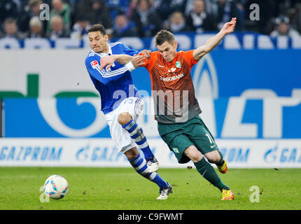 Bundesliga allemande, 2011-2012, 17e journée, 17.12.2011, Schalke 04 (S04) contre le Werder Brême 5:0------ Jermaine Jones (Schalke 04, à gauche.) et Markus Rosenberg (Bremen) Banque D'Images