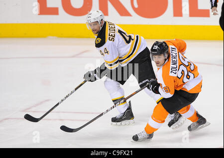 Le 17 décembre 2011 - Philadelphie, Pennsylvanie, États-Unis - Flyers de Philadelphie Harry Zolnierczyk de droite (29) et le défenseur des Bruins de Boston Dennis Seidenberg (44) pourchasser la rondelle. Dans un jeu qui se joue à la Wachovia Center de Philadelphie, Pennsylvanie, les Flyers trail les Bruins après une période par Banque D'Images