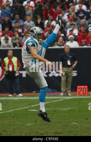 18 déc., 2011 - Houston, Texas, États-Unis - Carolina Panthers punter, Jason Baker(7) plates au Texans au premier trimestre. Défait les Carolina Panthers 28-13 Houston Texans au Reliant Stadium de Houston au Texas. (Crédit Image : © Luis Leyva/ZUMAPRESS.com)/Southcreek Banque D'Images