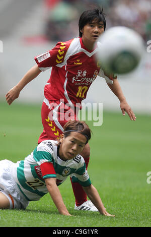 (L à R) Azusa Iwashimizu (Beleza), Shinobu Ono (Leonessa), 6 novembre 2011 - 2011 Football : Plenus Nadeshiko LEAGUE 16e match sec entre AINC Kobe Leonessa 1-1 NTV Beleza à Home's Stadium Kobe à Hyogo, Japon. (Photo par Akihiro Sugimoto/AFLO SPORT) [1080] Banque D'Images