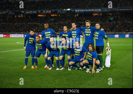 Groupe de l'équipe de Barcelone, 18 décembre 2011 - Football : joueurs de Barcelone (rangée du haut - de gauche à droite) Eric Abidal, Thiago Alcantara, Sergio Busquets, Gerard Pique, Victor Valdes, (rangée du bas - de gauche à droite) Lionel Messi, Daniel Alves, Andreas Iniesta, Cesc Fabregas, Xavi et Carles Puyol portent un t-shirt Banque D'Images