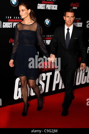 Tom Cruise, Katie Holmes aux arrivées à la mission : IMPOSSIBLE - GHOST PROTOCOL Premiere, le Ziegfeld Theatre, New York, NY 19 décembre 2011. Photo par : F. Burton Patrick/Everett Collection Banque D'Images