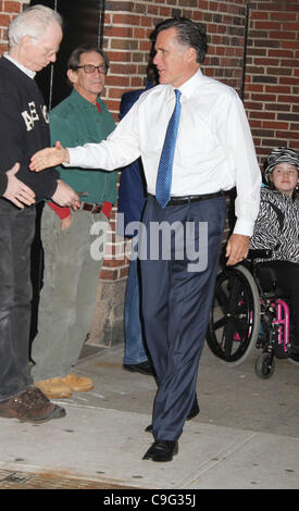 19 déc., 2011 - New York, New York, États-Unis - candidat républicain Mitt Romney arrive pour son apparence 'le Late Show With David Letterman" tenue à l'Ed Sullivan Theater. (Crédit Image : © Kaszerman ZUMAPRESS.com)/Nancy Banque D'Images