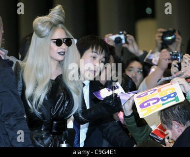 Le 20 décembre 2011 - Narita, Japon - la chanteuse pop américaine, Lady Gaga arrive à l'Aéroport International de Narita, le 20 décembre 2011 à Narita, Japon. (Crédit Image : © Koichi Kamoshida/Jana Press/ZUMAPRESS.com) Banque D'Images