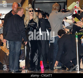 Le 20 décembre 2011 - Narita, Japon - la chanteuse pop américaine, Lady Gaga arrive à l'Aéroport International de Narita, le 20 décembre 2011 à Narita, Japon. (Crédit Image : © Koichi Kamoshida/Jana Press/ZUMAPRESS.com) Banque D'Images