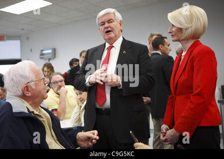 Le 20 décembre 2011 - Mt. Agréable, Iowa, États-Unis - candidat présidentiel républicain Newt Gingrich parle avec son épouse Callista au marché Hy-Vee pour obtenir un soutien dans le Caucus de l'Iowa le mardi 20 décembre 2011 à Mt. Pleasant, Iowa. (Crédit Image : © Patrick Fallon/ZUMAPRESS.com) Banque D'Images