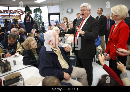 Le 20 décembre 2011 - Mt. Agréable, Iowa, États-Unis - candidat présidentiel républicain Newt Gingrich parle avec son épouse Callista au marché Hy-Vee pour obtenir un soutien dans le Caucus de l'Iowa le mardi 20 décembre 2011 à Mt. Pleasant, Iowa. (Crédit Image : © Patrick Fallon/ZUMAPRESS.com) Banque D'Images