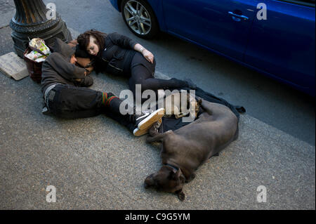 Le 5 août, 2011 - Portland, Oregon, États-Unis - un couple de sans-abri dort sur un trottoir avec leurs chiens dans le centre-ville de Portland, Oregon. Portland accueille une importante population de sans-abri en raison de son climat modéré et tolérant à l'approche des problèmes sociaux et de diversité de la population. (Crédit Image : Banque D'Images