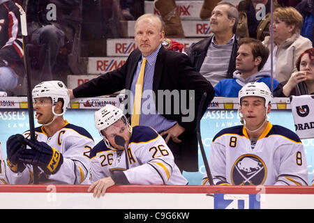 20 déc., 2011 - Ottawa, Ottawa, Canada - l'entraîneur-chef de Buffalo, Lindy Ruff, au cours de l'action entre les sénateurs et les sabres. (Crédit Image : © Leon Switzer/ZUMAPRESS.com)/Southcreek Banque D'Images