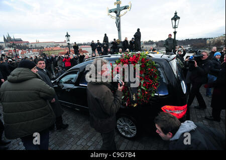 Voiture funéraire avec reste de Vaclav Havel, le premier président de la République tchèque, suivie de la procession du défunt traverse le pont Charles à Prague le mercredi, 21 Décembre, 2011. Le cercueil de Vaclav Havel sera affiché au Château de Prague jusqu'à la cérémonie de funérailles vendredi. (Photo/CTK Stanislav Peska) Banque D'Images