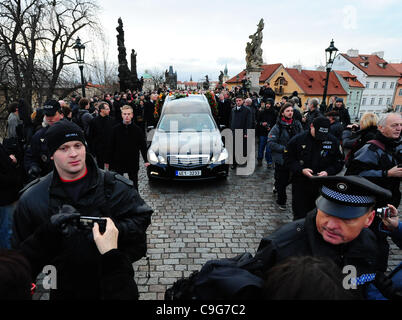 Voiture funéraire avec reste de Vaclav Havel, le premier président de la République tchèque et le dernier président de la Tchécoslovaquie, suivie de la procession du défunt traverse le pont Charles à Prague le mercredi, 21 Décembre, 2011. Le cercueil de Vaclav Havel sera affiché au Château de Prague jusqu'à la cérémonie de funérailles sur F Banque D'Images