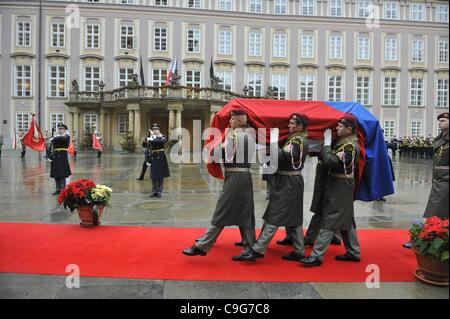 Deuil procession avec cercueil avec restes de Vaclav Havel, le premier président de la République tchèque et le dernier président de la Tchécoslovaquie menée par le garde du château du Château de Prague, le mercredi 21 décembre, 2011. (CTK Photo/Roman Vondrous) Banque D'Images