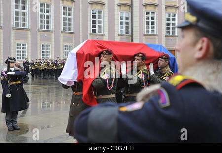 Deuil procession avec cercueil avec restes de Vaclav Havel, le premier président de la République tchèque et le dernier président de la Tchécoslovaquie menée par le garde du château du Château de Prague, le mercredi 21 décembre, 2011. (CTK Photo/Roman Vondrous) Banque D'Images