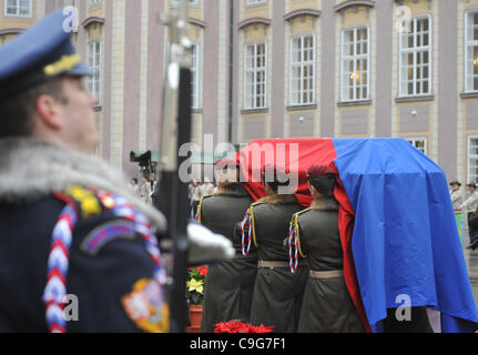 Deuil procession avec cercueil avec restes de Vaclav Havel, le premier président de la République tchèque et le dernier président de la Tchécoslovaquie menée par le garde du château du Château de Prague, le mercredi 21 décembre, 2011. (CTK Photo/Roman Vondrous) Banque D'Images