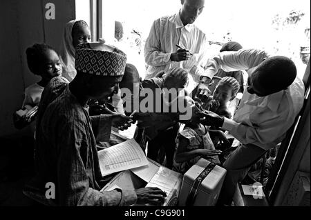 18 septembre 2010 - Kano, KANO, NIGERIA - un enfant de moins de cinq ans reçoit deux gouttes de vaccin contre la polio sur sa langue de vaccinatrice Sani Mohammed, un vaccin à l'arrêt du site. Vaccination dans la zone d'administration, en Fagge Kwciri Ward, à la recherche d'enfants de moins de 5 heures Banque D'Images