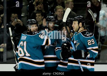 21 décembre 2011 - San Jose, Californie, États-Unis - les joueurs des Sharks de San Jose San Jose Sharks célébrer après Logan Couture centre (39) marque un but lors de la partie de la LNH entre les Sharks de San Jose et le Lightning de Tampa Bay. Les Sharks de San Jose mener le match 5-0 dans la première période. (Crédit Image : © Dinno Banque D'Images
