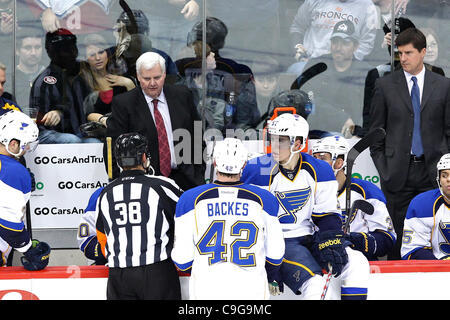 21 décembre 2011 - Denver, Colorado, United States - Blues de Saint-Louis L'entraîneur-chef Ken Hitchcock parle avec arbitre François St-laurent (38) dans la deuxième période après une avalanche objectif était à l'étude. L'Avalanche a gagné 3-2. L'Avalanche du Colorado a accueilli le Blues de Saint-Louis au Pepsi Center de Denve Banque D'Images