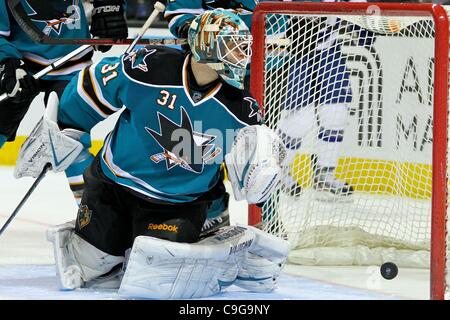 21 décembre 2011 - San Jose, Californie, États-Unis - San Jose Sharks gardien Antti Niemi (31) permet à un but durant le match entre la LNH les Sharks de San Jose et le Lightning de Tampa Bay. Les Sharks de San Jose gagner le match 7-2. (Crédit Image : © Dinno Kovic/Southcreek/ZUMAPRESS.com) Banque D'Images