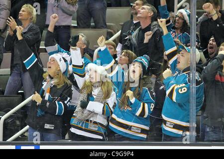 21 décembre 2011 - San Jose, Californie, États-Unis - les Sharks de San Jose' fans célébrer au cours de la partie de la LNH entre les Sharks de San Jose et le Lightning de Tampa Bay. Les Sharks de San Jose gagner le match 7-2. (Crédit Image : © Dinno Kovic/Southcreek/ZUMAPRESS.com) Banque D'Images