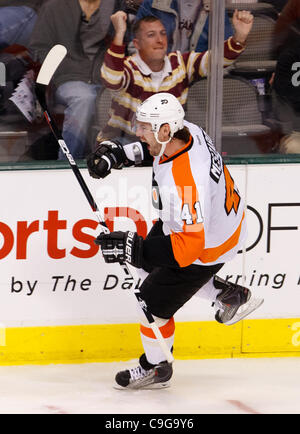 21 décembre 2011 - Dallas, Texas, US - Flyers de Philadelphie défenseurs ANDREJ MESZAROS (41) célèbre son but au cours de l'action entre les Stars de Dallas et les Flyers de Philadelphie. Les défaites de Philadelphie 4-1 Dallas à l'American Airlines Center (crédit Image : © Andrew Dieb/ZUMAPRESS.com)/Southcreek Banque D'Images