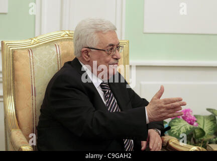 Le président palestinien Mahmoud Abbas, lors de sa rencontre avec des gestes, le maréchal Mohamed Hussein Tantaoui, le chef de l'Égypte de la présidence du Conseil Suprême des Forces Armées (CSFA), au ministère de la Défense au Caire le 22 décembre 2011. REUTERS/Mohamed Abd El-Ghany/piscine (EGYPTE - Tags : POLITIQUE) Banque D'Images