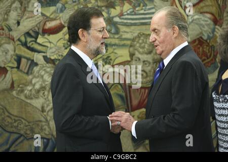 22 déc., 2011 - Madrid, Espagne - le roi d'Espagne Juan Carlos (R) parler à nouveau premier ministre Espagnol Mariano Rajoy à la zarzuela Palace après Rajoy's cérémonie le 21 décembre 2011 à Madrid. Le roi d'Espagne Juan Carlos a assermenté nouveau premier ministre conservateur Mariano Rajoy, qui a juré urgen Banque D'Images