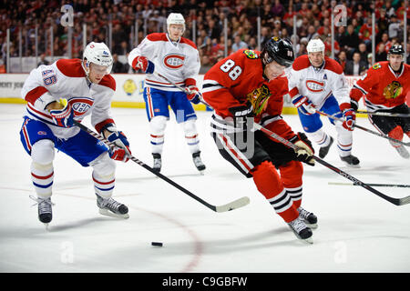 21 décembre 2011 - Chicago, Illinois, États-Unis - Montréal aile droite Andrei Kostitsyn (46) prend le palet loin de Chicago aile droite Patrick Kane (88) au cours de la partie de la LNH entre les Blackhawks de Chicago et les Canadiens de Montréal à l'United Center de Chicago, IL. Le Canadien défait les Blackhawks 5- Banque D'Images