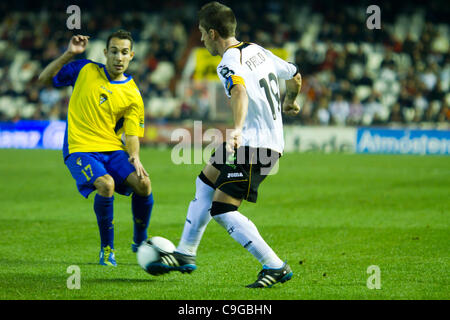 22/12//2011. Valencia, Espagne Copa del Rey, Football - Espagne - Valencia CF vs FC Cadix - 16e de finale --------- VALENCIA CF Pablo Hernandez alors qu'il dribble la balle Banque D'Images