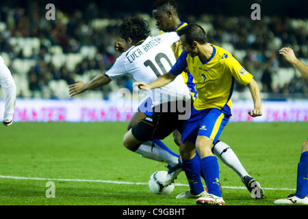 22/12//2011. Valencia, Espagne Copa del Rey, Football - Espagne - Valencia CF vs FC Cadix - 16e de finale --------- Jamais Banega alors qu'il tente de dribbler deux adversaires Banque D'Images